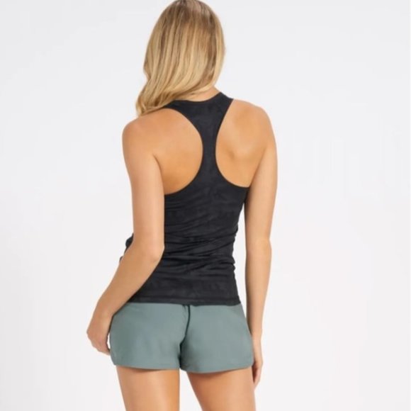 SOLD NWT Vuori Lux Performance Tank Medium Camo - Picture 3 of 3